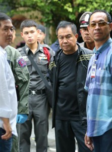NAR02. Bangkok (Thailand), 29/08/2015.- Thai national police Chief Somyot Pumpunmuang (2-R) looks on in front of an apartment where a suspect was arrested in connection with a bombing this month, on the outskirts of Bangkok, Thailand, 29 August 2015. Thai police said on 29 August a foreign suspect was arrested in connection with the 17 August bombing at a Bangkok shrine that killed 20 people. (Tailandia) EFE/EPA/NARONG SANGNAK 