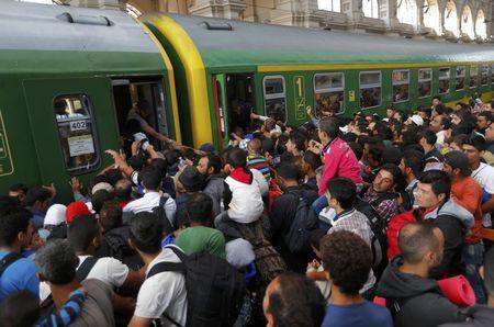 Migrants storm into a train at the Keleti train station in Budapest, Hungary, September 3, 2015 as Hungarian police withdrew from the gates after two days of blocking their entry. REUTERS/Laszlo Balogh