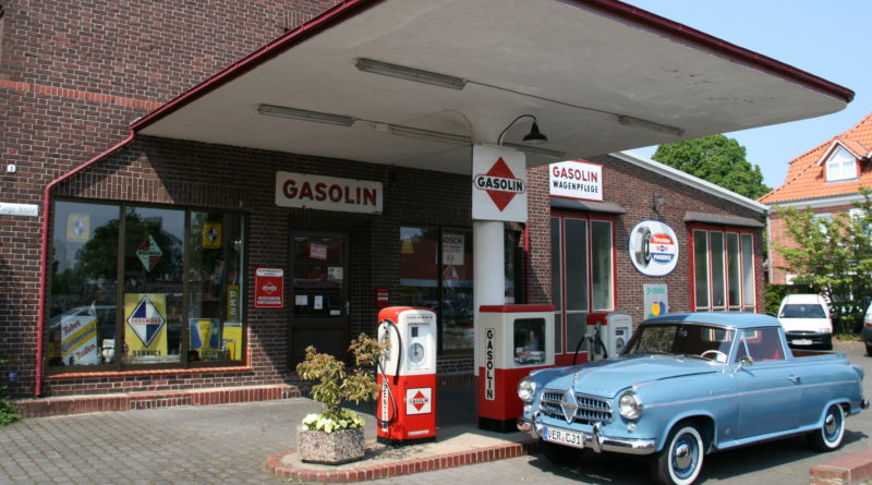 Money-Wasting Habits When Buying Gas (photo danoday.com)